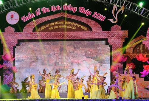 Chương trình nghệ thuật giới thiệu du lịch và di sản văn hóa Đồng Tháp. Ảnh: Chương Đài - TTXVN