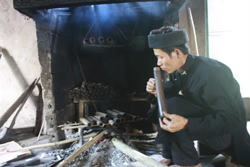 Anh Lý Văn Ly chế biến chè ống lam truyền thống. Anh Lý Văn Ly chế biến chè ống lam truyền thống.