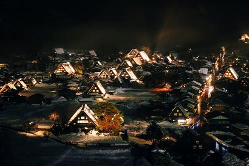 Shirakawago thuộc tỉnh Gifu, Nhật Bản. Đây là một trong những ngôi làng độc đáo của xứ Phù Tang. Mặc cho những biến đổi về kinh tế, thiên tai, Shirakawago vẫn giữ nguyên hình dáng, kiến trúc từ 400 năm trước. Shirakawago chỉ cách các thành phố lớn như Nagoya hay Kanazawa 2-3 tiếng đi xe buýt. Làng được UNESCO công nhận là di sản thế giới từ năm 1995. Hiện Shirakawago có khoảng 114 ngôi nhà với hơn 20 căn nhà cổ bằng gỗ được gìn giữ gần như nguyên vẹn. Điểm đặc biệt của những căn nhà này là mái nhà được thiết kế như bàn tay chắp vào nhau để cầu nguyện. Thiết kế này vừa mang tính tôn giáo vừa để chống chọi với những trận bão tuyết. Trong tiếng Nhật Bản, Shirakawago có nghĩa là bạch xuyên hương, tức làng của những con sông trắng. Người dân ở đây vẫn gìn giữ và duy trì nhiều nghi lễ cổ xưa có từ thế kỷ XVII. Một trong những lễ hội đặc biệt nhất ở đây là "Shirakawago Winter Light-up". Vào mùa đông, cả ngôi làng sẽ thắp sáng vào 6 đêm trong 3 tuần (mỗi tuần 2 đêm). Mỗi năm, làng Shirakawago chỉ lên đèn 6 lần nên mặc cho thời tiết giá lạnh, hàng nghìn du khách vẫn đổ về đây để được chiêm ngưỡng cảnh tượng đặc biệt này. Mỗi đêm, chỉ 500 du khách được leo lên đỉnh núi để chiêm ngưỡng khung cảnh độc nhất vô nhị này. Giữa tiết trời se lạnh, những ngôi nhà gỗ phủ đầy tuyết trắng đồng loạt lên đèn tạo nên một khung cảnh huyền ảo như bước ra từ một câu chuyện cổ tích. Du khách có thể đến làng Shirakawago suốt 4 mùa trong năm. Mùa nào cũng sẽ có những lễ hội truyền thống rất thú vị. Để vào làng, du khách phải đi qua một cây cầu dây dài 107 m. Người dân gọi đây là cầu Deaibasi, có nghĩa là cầu Kỳ duyên với mong muốn mọi người luôn hòa thuận, sum vầy. Mùa đông, cây cầu được phủ tuyết trắng, mùa xuân tuyết tan tạo thành một con suối nhỏ ngày đêm róc rách chảy. Trước cổng làng có một con sông nhỏ chạy men theo bìa rừng. Vào mùa thu, những hàng cây thay lá dọc 2 bờ sông tạo nên một khung cảnh lãng mạn cho làng cổ Shirakawago. Nhiệt độ trung bình ở làng Shirakawago vào mùa đông luôn dưới 0 độ C. Vào những ngày này, người dân rất ít ra ngoài, mọi sinh hoạt gia đình đều gói gọn trong ngôi nhà gỗ 3 tầng. Tầng một thường là phòng sum vầy, có lò sưởi. Các tầng tiếp theo dùng để nuôi tằm hoặc chứa các dụng cụ nông nghiệp. Ngày nay người dân ở Shirakawago không còn làm nông nhiều, những tầng này chủ yếu phục vụ du khách tham quan. Shirakawago thuộc tỉnh Gifu, Nhật Bản. Đây là một trong những ngôi làng độc đáo của xứ Phù Tang. Mặc cho những biến đổi về kinh tế, thiên tai, Shirakawago vẫn giữ nguyên hình dáng, kiến trúc từ 400 năm trước. Shirakawago chỉ cách các thành phố lớn như Nagoya hay Kanazawa 2-3 tiếng đi xe buýt. Làng được UNESCO công nhận là di sản thế giới từ năm 1995. Hiện Shirakawago có khoảng 114 ngôi nhà với hơn 20 căn nhà cổ bằng gỗ được gìn giữ gần như nguyên vẹn. Điểm đặc biệt của những căn nhà này là mái nhà được thiết kế như bàn tay chắp vào nhau để cầu nguyện. Thiết kế này vừa mang tính tôn giáo vừa để chống chọi với những trận bão tuyết. Trong tiếng Nhật Bản, Shirakawago có nghĩa là bạch xuyên hương, tức làng của những con sông trắng. Người dân ở đây vẫn gìn giữ và duy trì nhiều nghi lễ cổ xưa có từ thế kỷ XVII. Một trong những lễ hội đặc biệt nhất ở đây là "Shirakawago Winter Light-up". Vào mùa đông, cả ngôi làng sẽ thắp sáng vào 6 đêm trong 3 tuần (mỗi tuần 2 đêm). Mỗi năm, làng Shirakawago chỉ lên đèn 6 lần nên mặc cho thời tiết giá lạnh, hàng nghìn du khách vẫn đổ về đây để được chiêm ngưỡng cảnh tượng đặc biệt này. Mỗi đêm, chỉ 500 du khách được leo lên đỉnh núi để chiêm ngưỡng khung cảnh độc nhất vô nhị này. Giữa tiết trời se lạnh, những ngôi nhà gỗ phủ đầy tuyết trắng đồng loạt lên đèn tạo nên một khung cảnh huyền ảo như bước ra từ một câu chuyện cổ tích. Du khách có thể đến làng Shirakawago suốt 4 mùa trong năm. Mùa nào cũng sẽ có những lễ hội truyền thống rất thú vị. Để vào làng, du khách phải đi qua một cây cầu dây dài 107 m. Người dân gọi đây là cầu Deaibasi, có nghĩa là cầu Kỳ duyên với mong muốn mọi người luôn hòa thuận, sum vầy. Mùa đông, cây cầu được phủ tuyết trắng, mùa xuân tuyết tan tạo thành một con suối nhỏ ngày đêm róc rách chảy. Trước cổng làng có một con sông nhỏ chạy men theo bìa rừng. Vào mùa thu, những hàng cây thay lá dọc 2 bờ sông tạo nên một khung cảnh lãng mạn cho làng cổ Shirakawago. Nhiệt độ trung bình ở làng Shirakawago vào mùa đông luôn dưới 0 độ C. Vào những ngày này, người dân rất ít ra ngoài, mọi sinh hoạt gia đình đều gói gọn trong ngôi nhà gỗ 3 tầng. Tầng một thường là phòng sum vầy, có lò sưởi. Các tầng tiếp theo dùng để nuôi tằm hoặc chứa các dụng cụ nông nghiệp. Ngày nay người dân ở Shirakawago không còn làm nông nhiều, những tầng này chủ yếu phục vụ du khách tham quan.