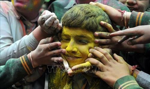 Người dân tham gia lễ hội Holi tại Ahmedabad , Ấn Độ ngày 20/3/2019. Ảnh: AFP/ TTXVN Trẻ em ném bột màu trong lễ hội Holi tại đền Kalupur Swaminarayan ở Ahmedabad, Ấn Độ, ngày 20/3/2019. Ảnh: AFP/ TTXVN Người dân ném bột màu trong lễ hội Holi tại đền Kalupur Swaminarayan ở Ahmedabad, Ấn Độ, ngày 20/3/2019. Ảnh: AFP/ TTXVN Trẻ em ném bột màu trong lễ hội Holi ở Jammu, thủ phủ mùa đông của khu vực Kashmir do Ấn Độ kiểm soát, ngày 20/3/2019. Ảnh: THX/ TTXVN Trẻ em tham gia lễ hội Holi ở Jammu, thủ phủ mùa đông của khu vực Kashmir do Ấn Độ kiểm soát, ngày 20/3/2019. Ảnh: THX/ TTXVN Người dân tham gia lễ hội Holi tại Ahmedabad , Ấn Độ ngày 20/3/2019. Ảnh: AFP/ TTXVN Trẻ em ném bột màu trong lễ hội Holi tại đền Kalupur Swaminarayan ở Ahmedabad, Ấn Độ, ngày 20/3/2019. Ảnh: AFP/ TTXVN Người dân ném bột màu trong lễ hội Holi tại đền Kalupur Swaminarayan ở Ahmedabad, Ấn Độ, ngày 20/3/2019. Ảnh: AFP/ TTXVN Trẻ em ném bột màu trong lễ hội Holi ở Jammu, thủ phủ mùa đông của khu vực Kashmir do Ấn Độ kiểm soát, ngày 20/3/2019. Ảnh: THX/ TTXVN Trẻ em tham gia lễ hội Holi ở Jammu, thủ phủ mùa đông của khu vực Kashmir do Ấn Độ kiểm soát, ngày 20/3/2019. Ảnh: THX/ TTXVN