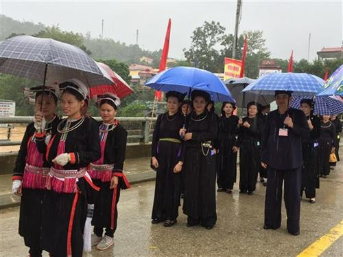 Các chàng trai, cô gái náo nức đến Chợ tình.