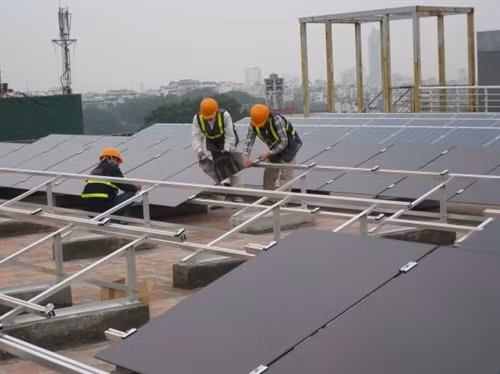 Lắp đặt tấm pin năng lượng Mặt trời trên mái nhà cao tầng giúp tiết kiệm đáng kể điện năng. Ảnh minh họa