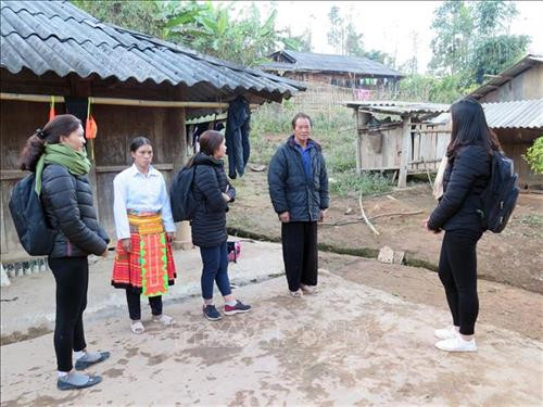 Các giáo viên mầm non xã Mường Lạn tuyên truyền, vận động người dân làm giấy khai sinh cho trẻ. Ảnh: Hữu Quyết - TTXVN Các giáo viên mầm non xã Mường Lạn tuyên truyền, vận động người dân làm giấy khai sinh cho trẻ. Ảnh: Hữu Quyết - TTXVN