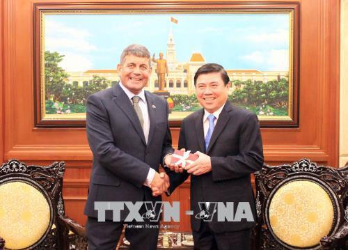 Ông Nguyễn Thành Phong, Chủ tịch Ủy ban nhân dân Thành phố Hồ Chí Minh (phải) với ông Andrew Doyle, Quốc vụ khanh về Thực phẩm, Lâm nghiệp và Trồng trọt Cộng hòa Ireland. Ảnh: Xuân Khu-TTXVN