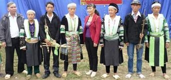 Một đội văn nghệ quần chúng ở huyện Bảo Lâm tham gia biểu diễn trong Ngày hội Đại đoàn kết toàn dân tộc