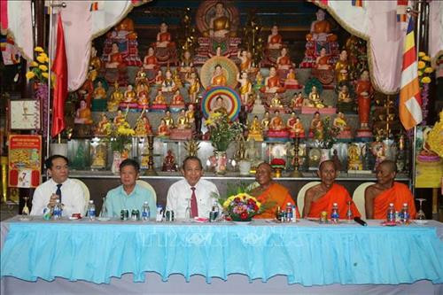 Phó Thủ tướng thường trực Trương Hòa Bình đến thăm, chúc Tết các vị chức sắc tôn giáo Phạt giáo Nam tông Khmer tại chùa Âng, phường 8, thành phố Trà Vinh. Ảnh: Phúc Sơn - TTXVN Phó Thủ tướng thường trực Trương Hòa Bình đến thăm, chúc Tết các vị chức sắc tôn giáo Phạt giáo Nam tông Khmer tại chùa Âng, phường 8, thành phố Trà Vinh. Ảnh: Phúc Sơn - TTXVN