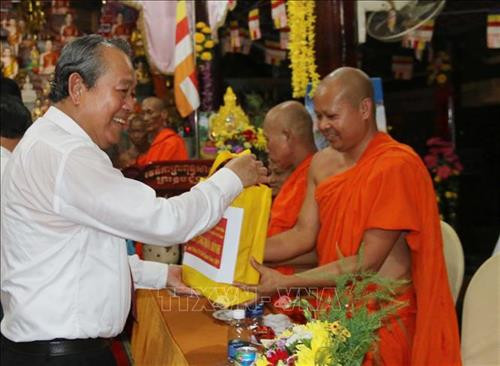 Phó Thủ tướng thường trực Trương Hòa Bình tặng quà cho các vị chức sắc tôn giáo tại chùa Âng, phường 8, thành phố Trà Vinh. Ảnh: Phúc Sơn - TTXVN Phó Thủ tướng thường trực Trương Hòa Bình tặng quà cho các vị chức sắc tôn giáo tại chùa Âng, phường 8, thành phố Trà Vinh. Ảnh: Phúc Sơn - TTXVN