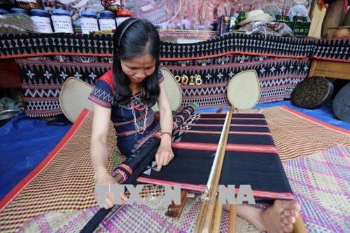 Trình diễn dệt thổ cẩm truyền thống của người Cơ tu tại liên hoan. Ảnh: Trần Lê Lâm - TTXVN Trình diễn dệt thổ cẩm truyền thống của người Cơ tu tại liên hoan. Ảnh: Trần Lê Lâm - TTXVN
