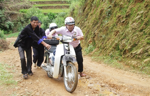 Nhưng bù lại, các cán bộ NHCSXH cũng luôn nhận được sự giúp đỡ nhiệt tình của đồng bào.