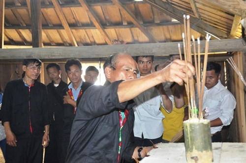 và thắp hương cúng ồng bà tổ tiên là các nghi thức không thể thiếu tại buổi lễ.