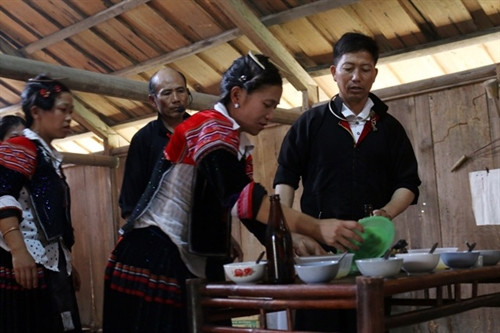 Mâm cúng tổ tiên gồm có bánh dày, thịt gà, cơm và canh.