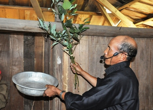 Thầy cúng (chủ nhà) làm lễ cúng bàn thờ Xử Ca.