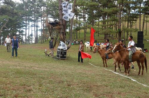 Các kỵ mã vào điểm xuất phát. Ảnh: Nguyễn Dũng – TTXVN Các kỵ mã vào điểm xuất phát. Ảnh: Nguyễn Dũng – TTXVN