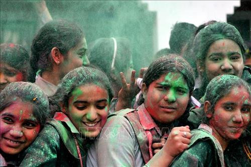 Người dân tham gia lễ hội Holi tại Ahmedabad , Ấn Độ ngày 20/3/2019. Ảnh: AFP/ TTXVN Trẻ em ném bột màu trong lễ hội Holi tại đền Kalupur Swaminarayan ở Ahmedabad, Ấn Độ, ngày 20/3/2019. Ảnh: AFP/ TTXVN Người dân ném bột màu trong lễ hội Holi tại đền Kalupur Swaminarayan ở Ahmedabad, Ấn Độ, ngày 20/3/2019. Ảnh: AFP/ TTXVN Trẻ em ném bột màu trong lễ hội Holi ở Jammu, thủ phủ mùa đông của khu vực Kashmir do Ấn Độ kiểm soát, ngày 20/3/2019. Ảnh: THX/ TTXVN Trẻ em tham gia lễ hội Holi ở Jammu, thủ phủ mùa đông của khu vực Kashmir do Ấn Độ kiểm soát, ngày 20/3/2019. Ảnh: THX/ TTXVN Người dân tham gia lễ hội Holi tại Ahmedabad , Ấn Độ ngày 20/3/2019. Ảnh: AFP/ TTXVN Trẻ em ném bột màu trong lễ hội Holi tại đền Kalupur Swaminarayan ở Ahmedabad, Ấn Độ, ngày 20/3/2019. Ảnh: AFP/ TTXVN Người dân ném bột màu trong lễ hội Holi tại đền Kalupur Swaminarayan ở Ahmedabad, Ấn Độ, ngày 20/3/2019. Ảnh: AFP/ TTXVN Trẻ em ném bột màu trong lễ hội Holi ở Jammu, thủ phủ mùa đông của khu vực Kashmir do Ấn Độ kiểm soát, ngày 20/3/2019. Ảnh: THX/ TTXVN Trẻ em tham gia lễ hội Holi ở Jammu, thủ phủ mùa đông của khu vực Kashmir do Ấn Độ kiểm soát, ngày 20/3/2019. Ảnh: THX/ TTXVN