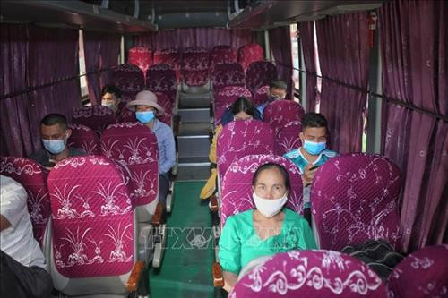 Hành khách ngồi giãn cách trong xe, chuẩn bị khởi hành tại Bến xe Giáp Bát. Ảnh: Danh Lam - TTXVN