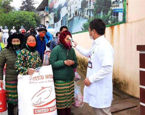 Sau một thời gian Bệnh viện Đa khoa huyện Đồng Văn (Hà Giang) bị cách ly do có bệnh nhân 268, bắt đầu từ 0 giờ ngày 30/4 đông đảo các bệnh nhân được ra viện trở về với gia đình. Cán bộ y tế đo thân nhiệt cho người dân trước khi ra khỏi Bệnh viện. Ảnh: TTXVN phát Sau một thời gian Bệnh viện Đa khoa huyện Đồng Văn (Hà Giang) bị cách ly do có bệnh nhân 268, bắt đầu từ 0 giờ ngày 30/4 đông đảo các bệnh nhân được ra viện trở về với gia đình. Cán bộ y tế đo thân nhiệt cho người dân trước khi ra khỏi Bệnh viện. Ảnh: TTXVN phát