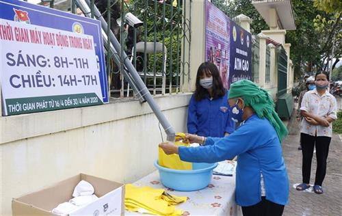 Người dân đến nhận gạo miễn phí tại trường THPT số 1 thành phố Lào Cai. Ảnh: Quốc Khánh - TTXVN Người dân đến nhận gạo miễn phí tại trường THPT số 1 thành phố Lào Cai. Ảnh: Quốc Khánh - TTXVN