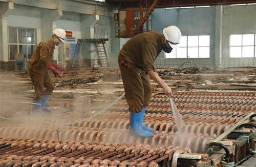 Hoạt động sản xuất tại Chi nhánh Luyện đồng Lào Cai. Ảnh: Quốc Khánh - TTXVN Hoạt động sản xuất tại Chi nhánh Luyện đồng Lào Cai. Ảnh: Quốc Khánh - TTXVN