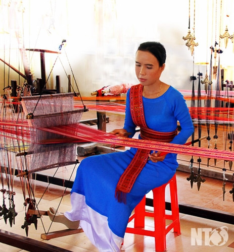 Sản phẩm dệt của người Chăm Ninh Thuận ngày nay rất được ưa chuộng trên thị trường, đặc biệt là thị trường du lịch để làm quà tặng. Ảnh: Thanh Long