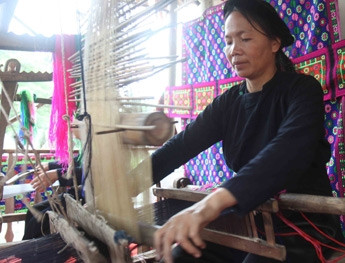 Nghề dệt thổ cẩm truyền thống của người Tày ở xã Phù Ngọc (Hà Quảng).