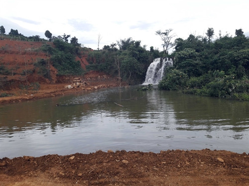 Thác Cột Đá bị biến thành một ao nước lớn hàng nghìn mét vuông. Ảnh: Hưng Thịnh - TTXVN Thác Cột Đá bị biến thành một ao nước lớn hàng nghìn mét vuông. Ảnh: Hưng Thịnh - TTXVN