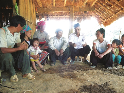 Thông qua các buổi trò chuyện, giao lưu, trưởng bản Chang A Kỷ đã tuyên truyền, vận động bà con từ bỏ các hủ tục lạc hậu