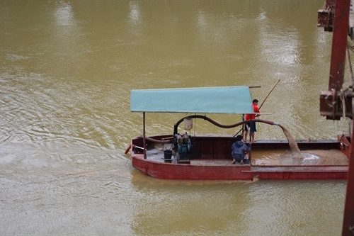Một tàu hút cát dưới chân cầu xã Chiềng Khoon, huyện Sông Mã. Một tàu hút cát dưới chân cầu xã Chiềng Khoon, huyện Sông Mã.