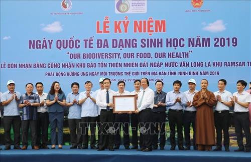 Thứ trưởng Bộ Tài nguyên và Môi trường Võ Tuấn Nhân trao Bằng công nhận Khu Ramsar thứ 9 của Việt Nam cho Khu Bảo tồn thiên nhiên đất ngập nước Vân Long. Ảnh: Ninh Đức Phương – TTXVN Thứ trưởng Bộ Tài nguyên và Môi trường Võ Tuấn Nhân trao Bằng công nhận Khu Ramsar thứ 9 của Việt Nam cho Khu Bảo tồn thiên nhiên đất ngập nước Vân Long. Ảnh: Ninh Đức Phương – TTXVN
