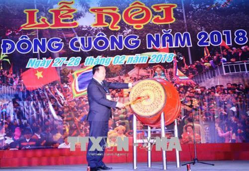 Lãnh đạo huyện Văn Yên (Yên Bái) đánh trống khai mạc lễ hội. Ảnh: Tuấn Anh-TTXVN Lãnh đạo huyện Văn Yên (Yên Bái) đánh trống khai mạc lễ hội. Ảnh: Tuấn Anh-TTXVN