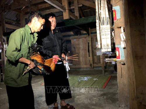 Các thanh niên tham gia giã bánh dày trong ngày tết người Mông. Ảnh: Hữu Quyết - TTXVN Bánh dày là thứ không thể thiếu trong mâm cỗ ngày tết của người Mông. Ảnh: Hữu Quyết - TTXVN Người Mông ở xã Hồng Ngài, huyện Bắc Yên thực hiện nghi thức cúng tổ tiên. Ảnh: Hữu Quyết - TTXVN Nghi thức dán giấy lên các công cụ lao động và đồ dùng của người Mông. Ảnh: Hữu Quyết - TTXVN Các thanh niên tham gia giã bánh dày trong ngày tết người Mông. Ảnh: Hữu Quyết - TTXVN Bánh dày là thứ không thể thiếu trong mâm cỗ ngày tết của người Mông. Ảnh: Hữu Quyết - TTXVN Người Mông ở xã Hồng Ngài, huyện Bắc Yên thực hiện nghi thức cúng tổ tiên. Ảnh: Hữu Quyết - TTXVN Nghi thức dán giấy lên các công cụ lao động và đồ dùng của người Mông. Ảnh: Hữu Quyết - TTXVN