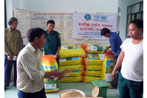 Người dân các địa phương bị hạn ở Ninh Thuận nhận giống, vật tư do Tổ chức Nông lương thế giới (FAO) hỗ trợ để phục vụ sản xuất. Người dân các địa phương bị hạn ở Ninh Thuận nhận giống, vật tư do Tổ chức Nông lương thế giới (FAO) hỗ trợ để phục vụ sản xuất.