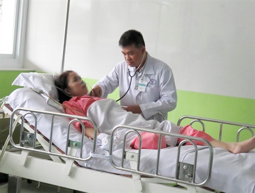 Bác sĩ CKII Trần Thanh Linh, Phó khoa Hồi sức Cấp cứu bệnh viện Chợ Rẫy thăm khám cho bệnh nhân. Ảnh: Phương Vy-TTXVN Bác sĩ CKII Trần Thanh Linh, Phó khoa Hồi sức Cấp cứu bệnh viện Chợ Rẫy thăm khám cho bệnh nhân. Ảnh: Phương Vy-TTXVN