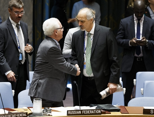 Đại sứ Nga tại LHQ Vitaly Churkin (trái) và Đại sứ Syria tại LHQ Bashar Ja'afari (phải) tại cuộc họp HĐBA LHQ ở New York, Mỹ ngày 21/9. EPA/TTXVN