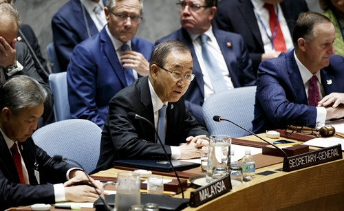 Tổng thư ký LHQ Ban Ki-moon (giữa) khẳng định cần phải khôi phục lệnh ngừng bắn tại Syria. .EPA/TTXVN
