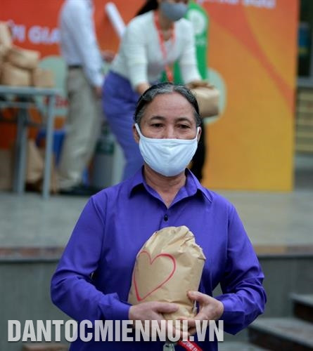 Mỗi người được nhận 3kg gạo/lần/ngày.