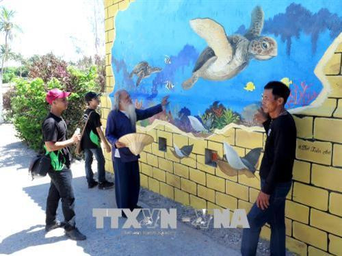 Người dân và du khách tham quan các tác phẩm bích họa trên tường tại đảo Bé. Ảnh: Phước Ngọc-TTXVN Người dân và du khách tham quan các tác phẩm bích họa trên tường tại đảo Bé. Ảnh: Phước Ngọc-TTXVN