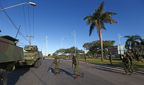 Quân đội được điều động tới để thắt chặt an ninh tại Victoria, thủ phủ bang Espirito Santo ngày 9/2. THX/TTXVN
