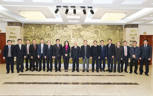 Tổng Bí thư Nguyễn Phú Trọng chụp ảnh chung với các đồng chí lãnh đạo Ban Kinh tế Trung ương. Ảnh:Trí Dũng – TTXVN