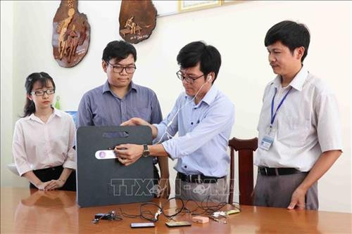 Nhóm giảng viên Tôn Thất Trường Nam, Trần Quốc Lâm cùng các cộng sự Khoa Khoa học Tự nhiên và Công nghệ của Trường Đại học Tây Nguyên giới thiệu về máy phát hiện gian lận thi cử. Ảnh: Phạm Cường-TTXVN Nhóm giảng viên Tôn Thất Trường Nam, Trần Quốc Lâm cùng các cộng sự Khoa Khoa học Tự nhiên và Công nghệ của Trường Đại học Tây Nguyên giới thiệu về máy phát hiện gian lận thi cử. Ảnh: Phạm Cường-TTXVN