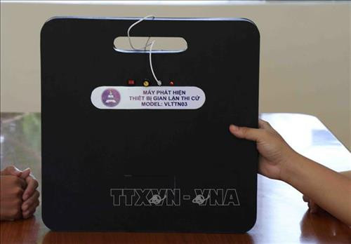 Máy phát hiện thiết bị gian lận thi cử có trọng lượng 400gram, sử dụng nguồn điện 2 pin 9V, khoảng cách dò các thiết bị gian lận là 8m. Ảnh: Phạm Cường-TTXVN Máy phát hiện thiết bị gian lận thi cử có trọng lượng 400gram, sử dụng nguồn điện 2 pin 9V, khoảng cách dò các thiết bị gian lận là 8m. Ảnh: Phạm Cường-TTXVN