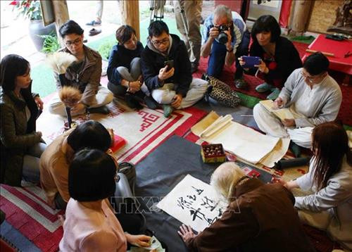 Đông đảo người dân Thủ đô và các cùng lân cận cùng du khách quốc tế tới tham quan, xin chữ. Ảnh: Thanh Tùng-TTXVN Đông đảo người dân Thủ đô và các cùng lân cận cùng du khách quốc tế tới tham quan, xin chữ. Ảnh: Thanh Tùng-TTXVN