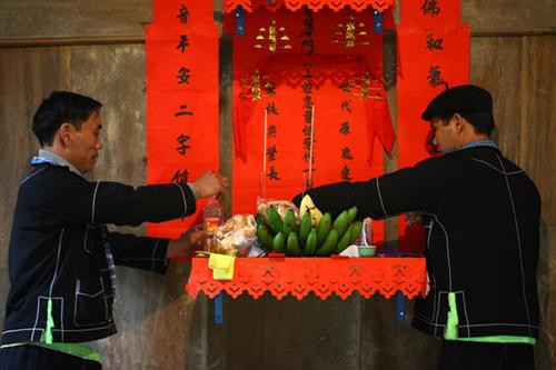 Chuẩn bị đồ cúng. Chuẩn bị đồ cúng.