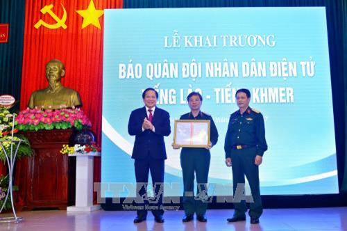 Bộ trưởng Bộ Thông tin và Truyền thông Trương Minh Tuấn trao giấy phép hoạt động báo điện tử cho Quân đội Nhân dân điện tử tiếng Lào và tiếng Khmer. Ảnh: Minh Quyết - TTXVN Bộ trưởng Bộ Thông tin và Truyền thông Trương Minh Tuấn trao giấy phép hoạt động báo điện tử cho Quân đội Nhân dân điện tử tiếng Lào và tiếng Khmer. Ảnh: Minh Quyết - TTXVN