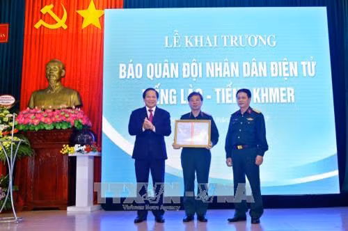 Bộ trưởng Bộ Thông tin và Truyền thông Trương Minh Tuấn trao giấy phép hoạt động báo điện tử cho Quân đội Nhân dân điện tử tiếng Lào và tiếng Khmer. Ảnh: Minh Quyết - TTXVN Bộ trưởng Bộ Thông tin và Truyền thông Trương Minh Tuấn trao giấy phép hoạt động báo điện tử cho Quân đội Nhân dân điện tử tiếng Lào và tiếng Khmer. Ảnh: Minh Quyết - TTXVN