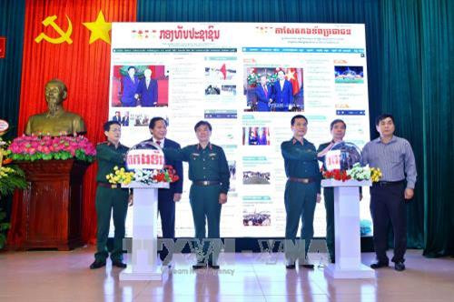 Đại biểu thực hiện nghi thức khai trương báo Quân đội Nhân dân điện tử tiếng Lào và tiếng Khmer. Ảnh: Minh Quyết - TTXVN Đại biểu thực hiện nghi thức khai trương báo Quân đội Nhân dân điện tử tiếng Lào và tiếng Khmer. Ảnh: Minh Quyết - TTXVN