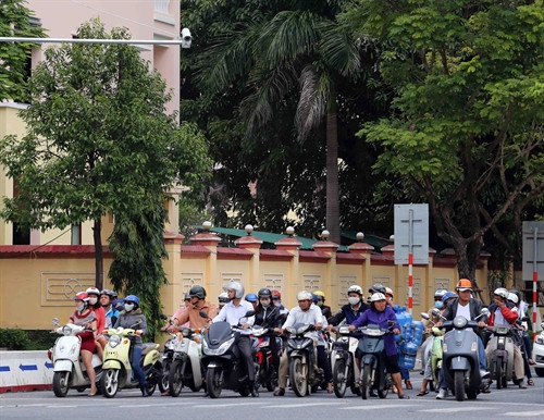 Camera giám sát giao thông được lắp đặt tại điểm dừng đèn đỏ trên đường Trần Phú.