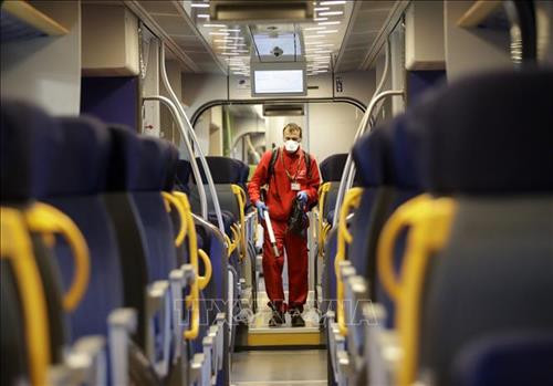 Khử trùng một tàu hỏa tại Milan, Italy, ngày 28/2/2020, nhằm ngăn chặn sự lây lan của COVID-19. Ảnh: THX/ TTXVN