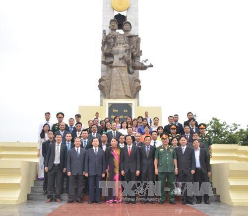 Nhân dịp Kỷ niệm 70 năm Ngày Thương binh-Liệt sĩ, Đại sứ quán Việt Nam, các cơ quan bên cạnh sứ quán, cùng đại diện cộng đồng doanh nghiệp, kiều bào Việt Nam tại Campuchia đến đặt vòng hoa, dâng hương tại Đài hữu nghị Việt Nam - Campuchia ở Thủ đô Phnom Penh để tưởng niệm các anh hùng liệt sỹ Việt Nam hy sinh tại Campuchia, vì sự nghiệp giải phóng và bảo vệ Tổ quốc, cứu giúp nhân dân Campuchia thoát khỏi thảm họa diệt chủng. Ảnh: Phan Minh Hưng - phóng viên TTXVN tại Campuchia Nhân dịp Kỷ niệm 70 năm Ngày Thương binh-Liệt sĩ, Đại sứ quán Việt Nam, các cơ quan bên cạnh sứ quán, cùng đại diện cộng đồng doanh nghiệp, kiều bào Việt Nam tại Campuchia đến đặt vòng hoa, dâng hương tại Đài hữu nghị Việt Nam - Campuchia ở Thủ đô Phnom Penh để tưởng niệm các anh hùng liệt sỹ Việt Nam hy sinh tại Campuchia, vì sự nghiệp giải phóng và bảo vệ Tổ quốc, cứu giúp nhân dân Campuchia thoát khỏi thảm họa diệt chủng. Ảnh: Phan Minh Hưng - phóng viên TTXVN tại Campuchia