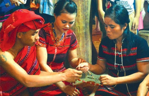 Nhà gái trao vòng cườm làm của hồi môn cho cô dâu.