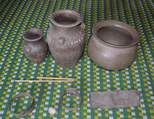 Các vật dụng (tre, đá, vòng đồng) dùng để chế tác sản phẩm gốm.